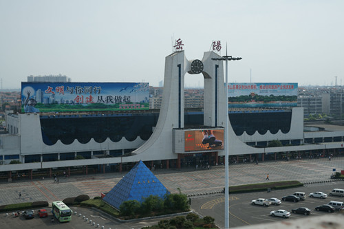 �������н��ĵ�һ���ص㹤�̡����������¿�վ��