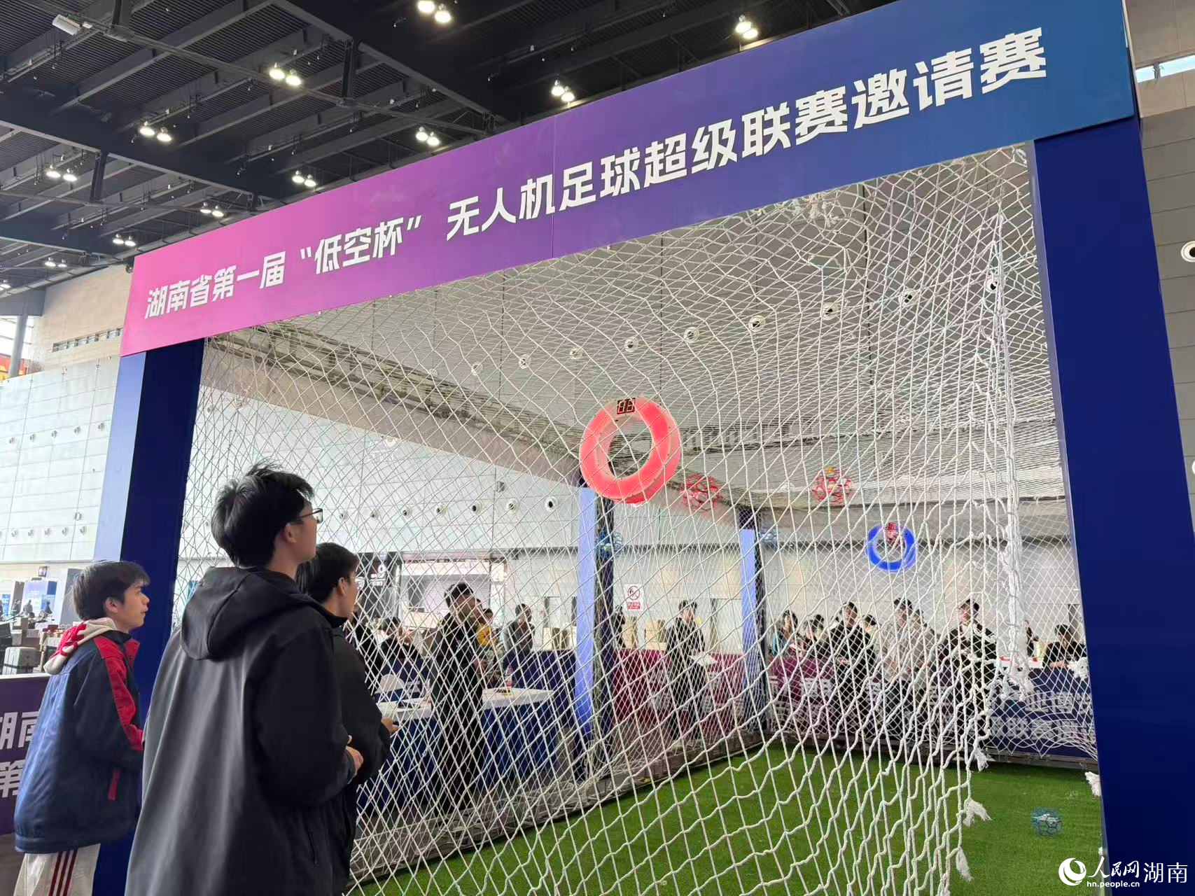 科技感满满的趣味体验。人民网记者 刘汕摄